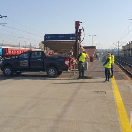 Wykonywanie podwiertów na jednym z peronów dworca kolejowego PKP w Rzeszowie